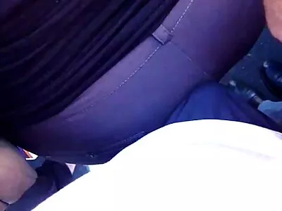 戴眼镜的娇小青少年骑着公鸡在 POV 中拍摄
