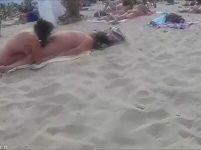 吉娜瓦伦蒂娜想成为异国情调的舞者，但成为了荡妇