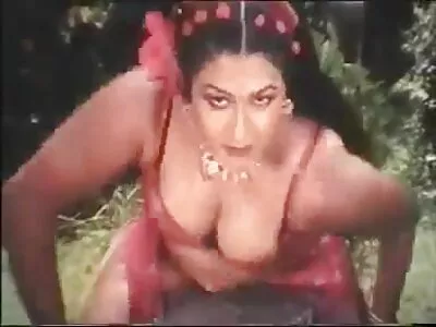 穿着黑色丝袜的黑发女士在森林里被狠狠地操
