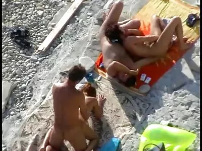 Cory Chase 在用假阳具展示口交之前戏弄那个家伙