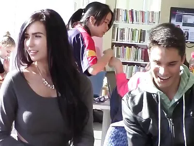 可爱的女孩想要在公鸡上不停地骑马达到性高潮