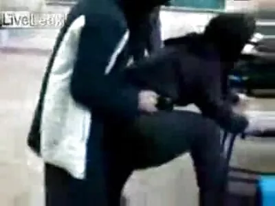 金发女友喜欢时不时地被她的丈夫拍摄