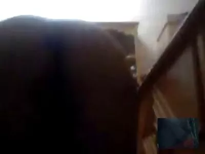 热情的黑发爱她的丈夫，她希望他内心深处