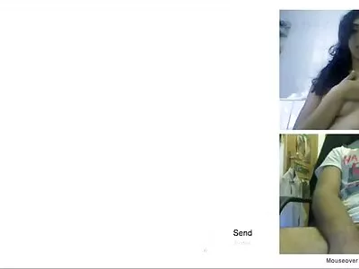 金发熟女和自然继女在沙发上做女同性恋
