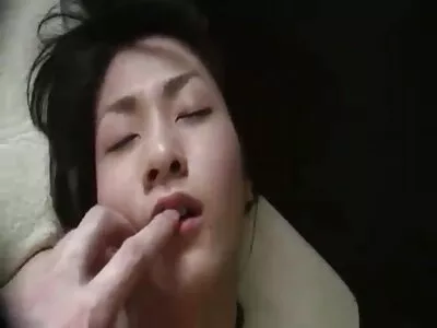 在谷仓里与两个惊人的宝贝和一个幸运的密友发生性关系