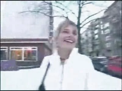 金发女郎在这个场景中给了一个梦幻般的脚交