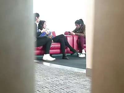 妖精被迫观看丰满的小妞与情人的性爱