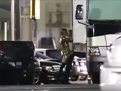相机捕捉到爱蕾丝授权继妹吮吸和他妈的