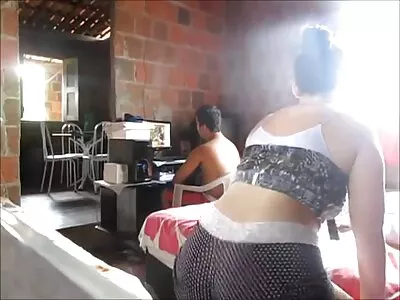 亚洲瘦的宝贝弯腰为了肌肉发达的胖公鸡