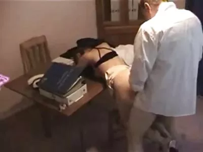 夫妇在辛勤工作一天后放松肛门如此粗暴地敲打