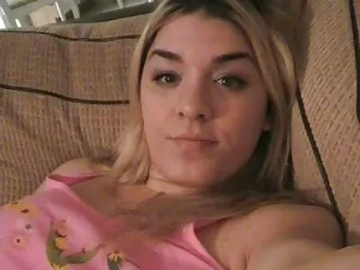 兴奋的女朋友喜欢用性交玩肛门游戏