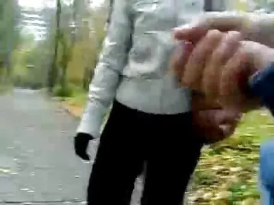 身材高大的男人，身上有纹身，把可爱的黑发搞砸了