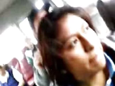与两个亚洲人三人行，把年轻人挂在客厅