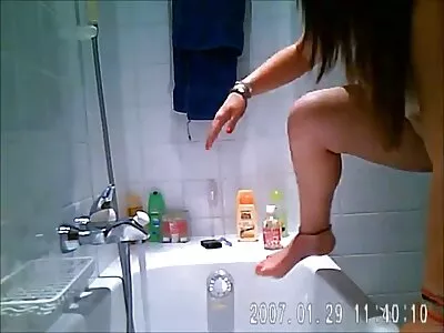 两个痴迷于性爱的妓女正在分享这个垂涎欲滴的家伙