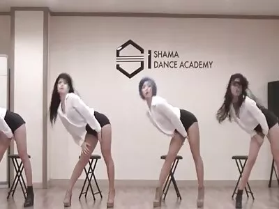 纹身金发女大学生被她的导师殴打