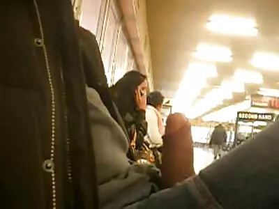 惊人的亚洲美女第一次把公鸡插在屁股上