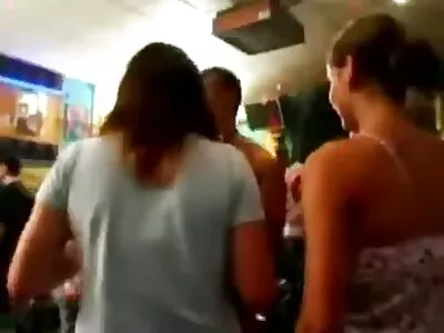 粉红色上衣的亚洲妓女令人敬畏的上油屁股被硬迪克性交