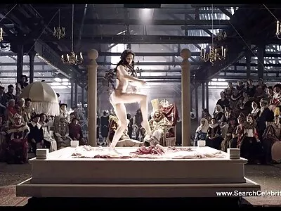 来自日本的可怜女孩成为他妈的玩具，违背她的意愿