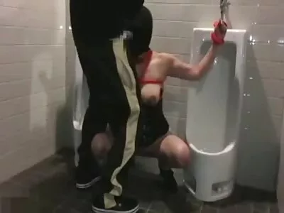 胖女人很高兴在混蛋里被操