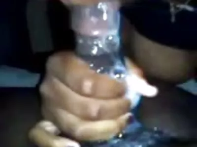 两个角质人妖在床上互相操