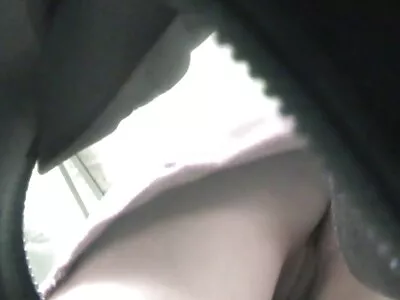 女大学生应该为考试做准备，但她更喜欢做爱