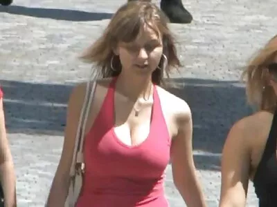 穿着白色渔网丝袜的金发美女的肛门课