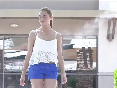 黑发女孩与漂亮的自然山雀骑着漂亮的 schlong