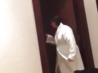 弯曲的金发熟女名叫卡利卡特骑着厚厚的阴茎