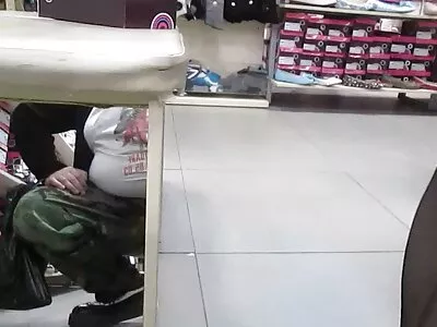 苗条的家伙assfucks放荡的女仆与令人印象深刻的fuckstick