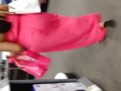 苗条的女孩喜欢成为贪婪的捕食者的猎物