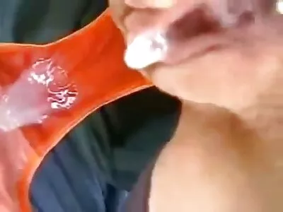 在这个华丽的三人组中，两个宝贝正在学习关于性的新事物