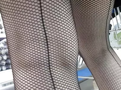 金发旋转器吮吸假阳具和公鸡，并在反向女牛仔中被性交