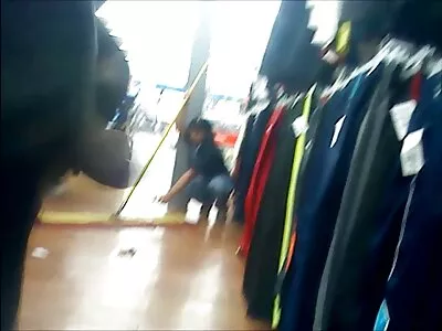把她绑起来后，他们继续进行令人毛骨悚然的操