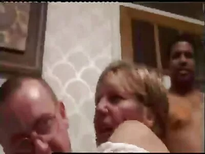 性感的小猫拉娜莎拉波娃得到她的肛门钻孔