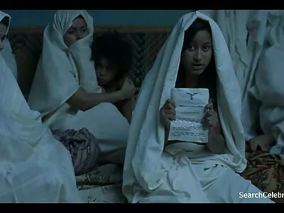 Mia Malkova 和 Anikka Albrite 在卧室里做爱