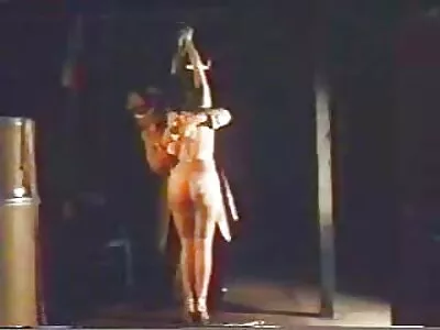 完美身材的女人在卧室里被情人适当地钻了