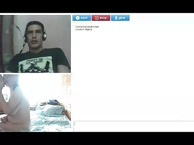 精力充沛的青少年辣妹吮吸他们男朋友的大鸡巴干