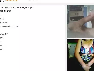 迷人的金发少女渴望在床上吃一些热的东西