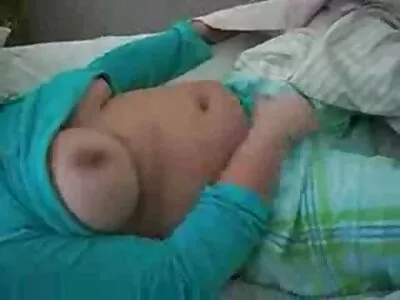变态男人要求妻子与继女三人行