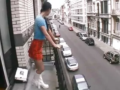 当这个金发女郎被油覆盖时，她非常愿意做任何事情