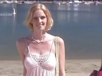 应配偶的要求，女孩被丈夫的朋友打分