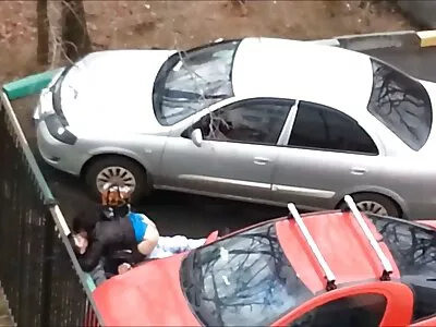 金发美女喜欢骑着这根杆子，好像她被恶魔附身一样