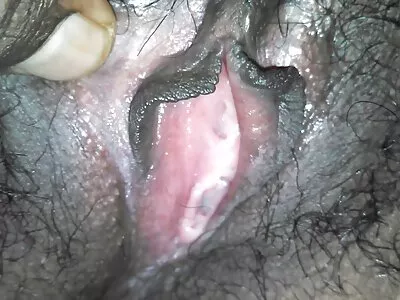 两个好色的宝贝有兴趣骑这个年轻的绅士