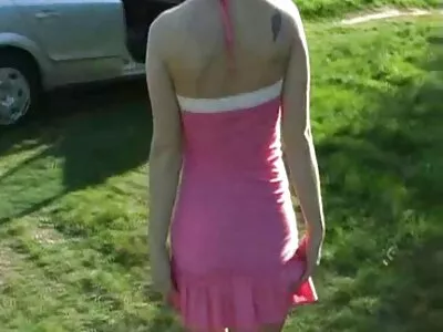 两个迷人的纯天然女同性恋者享受热水浴