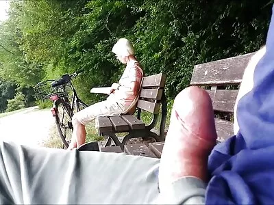 丰满的护士和她的同事与金发明星玩得开心