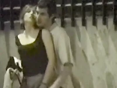 黑发熟女与金发女主人分享流浪汉的隆起