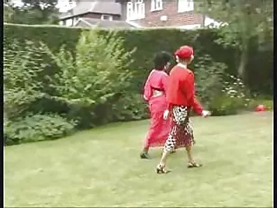 三位小姐姐下来分享一只雄伟的啄木鸟