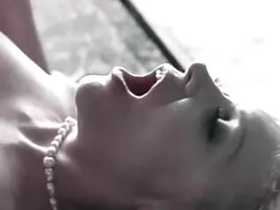 金发碧眼的金发女郎已经准备好接受拉蒙的大啄木鸟了