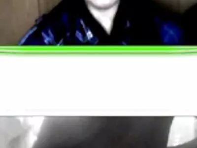 黑发的妻子情绪激动，想要他的阴茎插在她的屁股上