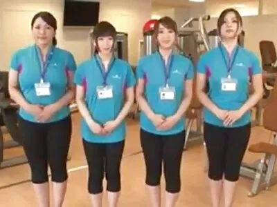 她正在为硬肛交准备他的厚肉